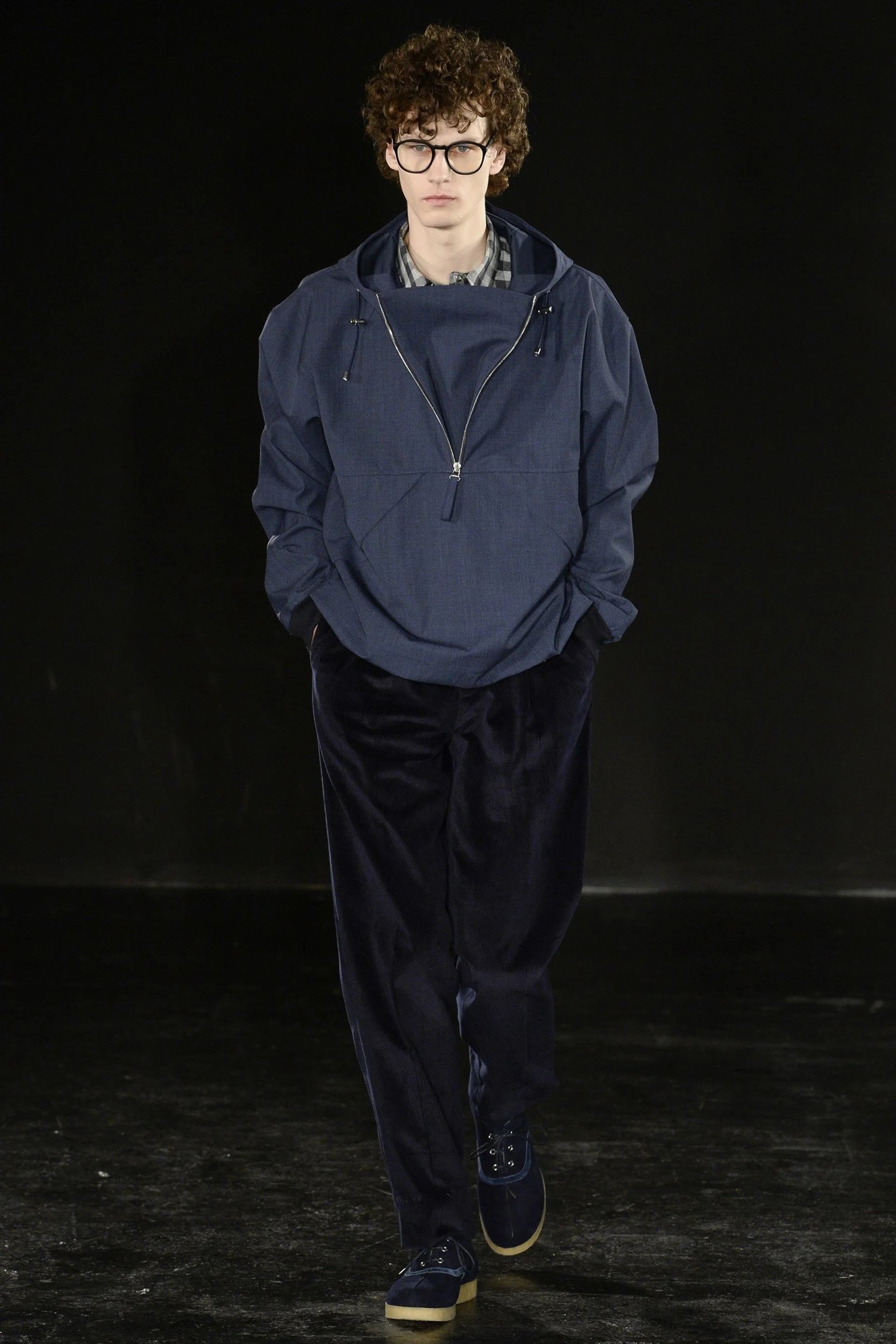 La marca E TATUZ desfilo en su colección un total look en azul con unos ‘regular pants’ en corderoy para el invierno 2018.