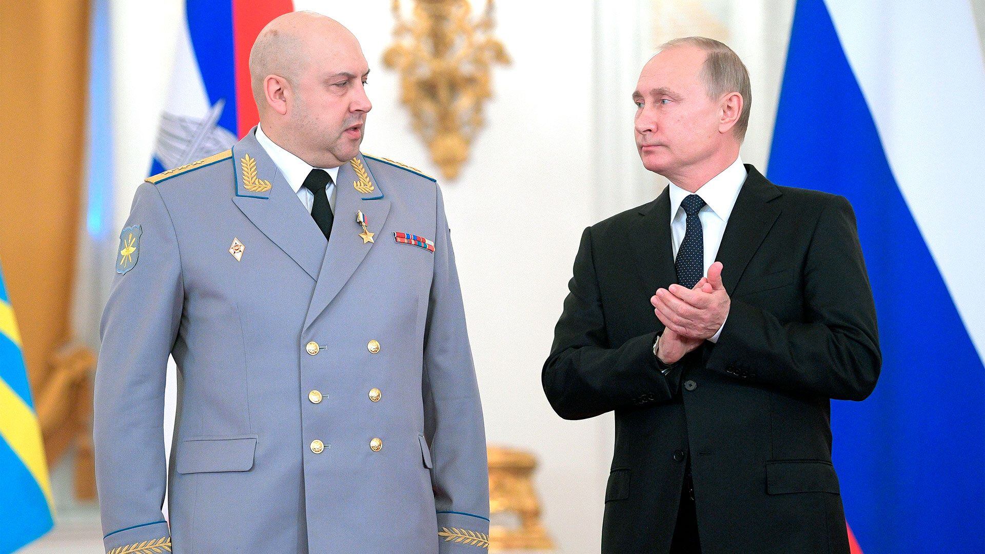 Serguéi Surovikin junto a Vladimir Putin (Alexei Druzhinin/Sputnik Kremlin Pool Photo via AP/Archivo)