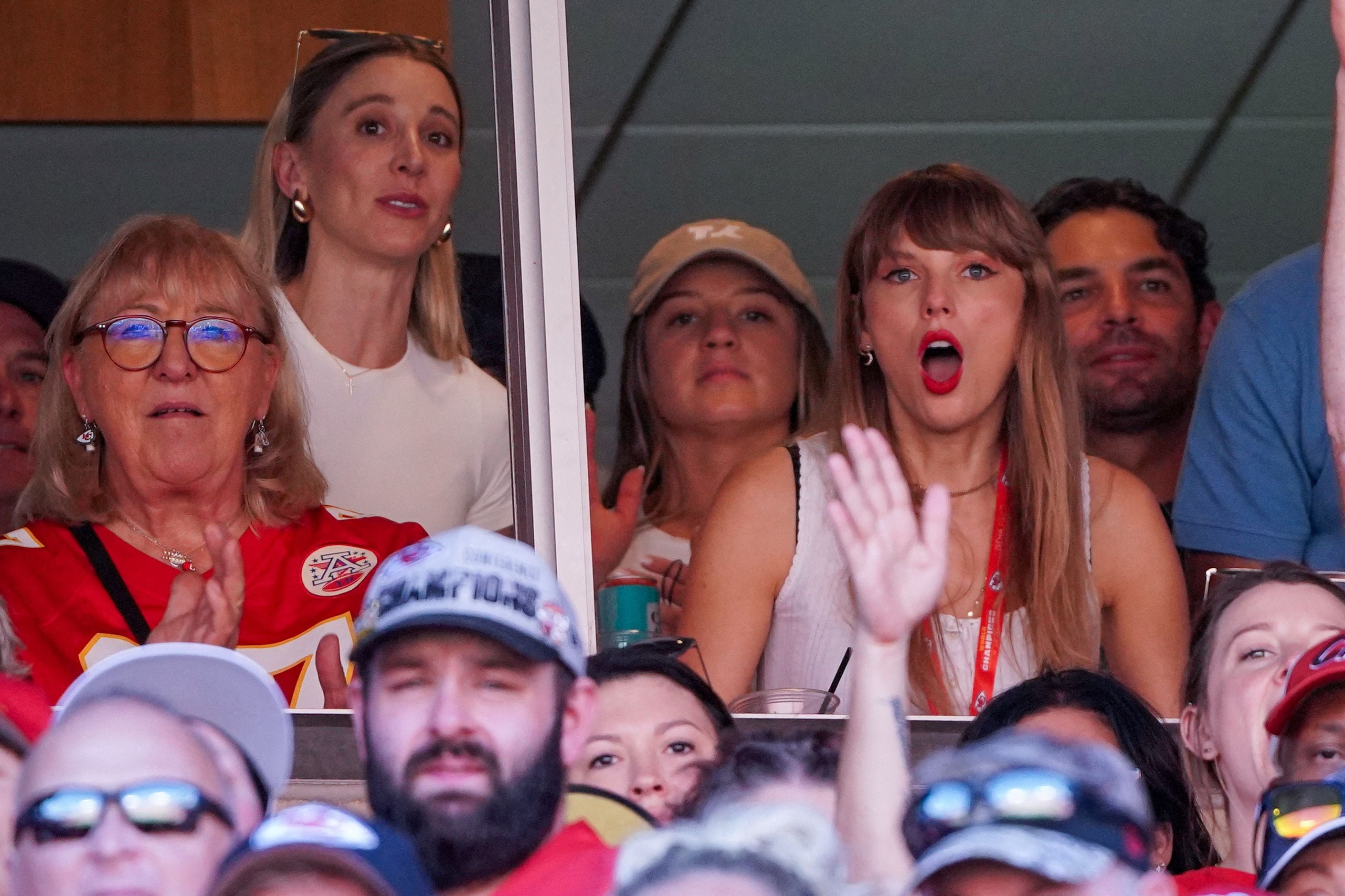 Taylor Swift festejando junto a la madre de Travis (Denny Medley-USA TODAY Sports)