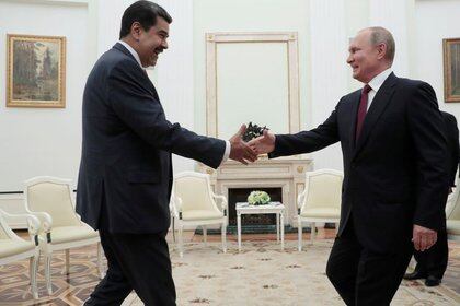 Foto de archivo. El presidente ruso Vladimir Putin le da la mano a Nicolás Maduro durante una reunión en el Kremlin de Moscú, Rusia. 25 de septiembre de 2019. Sergei Chirikov/Pool vía REUTERS