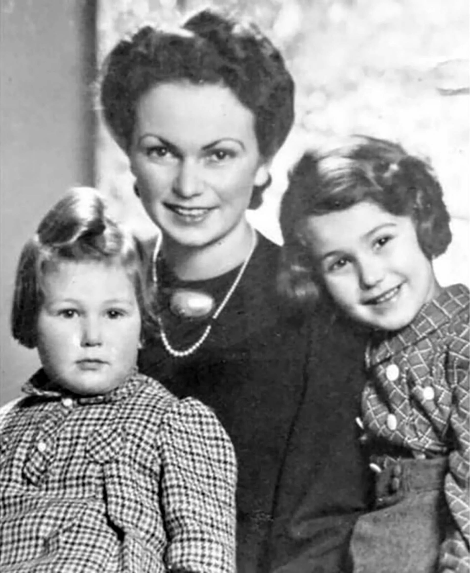 Branda Pluczenik debió huir de Cracovia con sus hijas y su sobrina, y enseñó a las niñas a no delatar su verdadera identidad. (Yad Vashem)