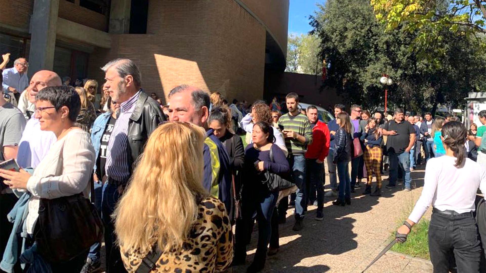 Argentinos residentes en Madrid hacen cola frente al Colegio Mayor Argentino para votar (Télam)