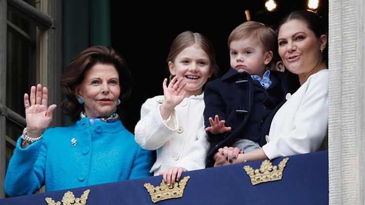 La reina con su hija Victoria y sus nietos 