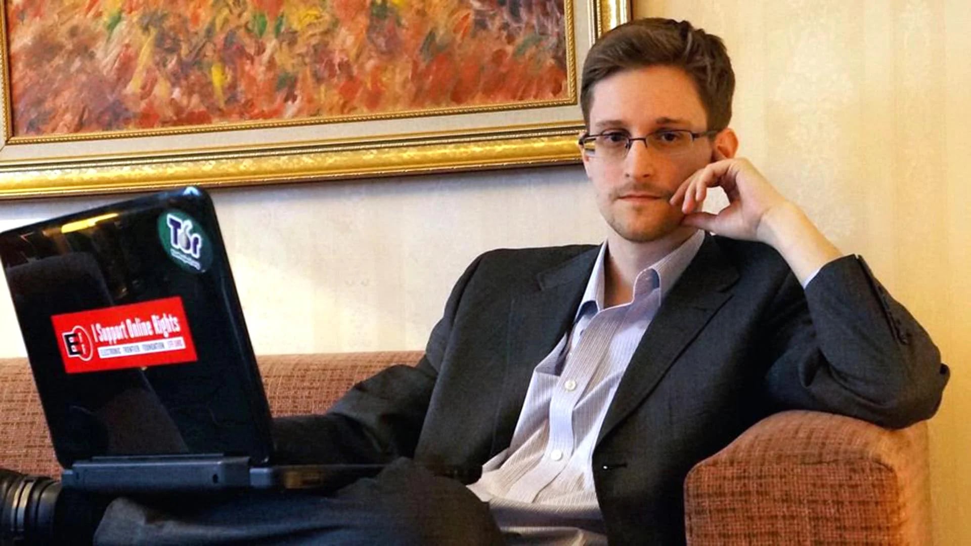 Snowden trabajó como experto informático para la CIA y la NSA