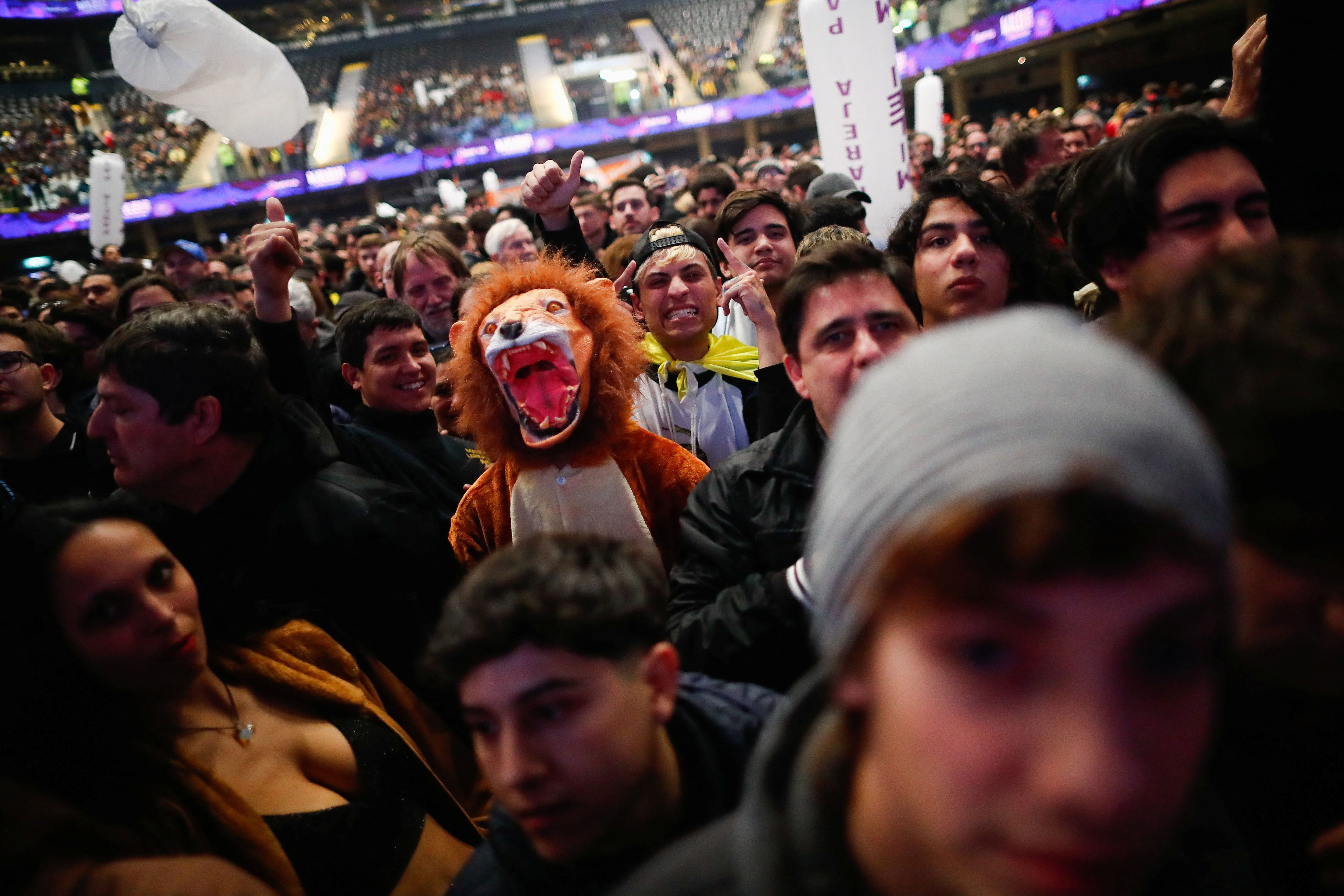 Color en el campo del Movistar Arena (REUTERS)