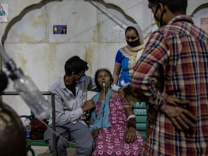 Una mujer con problemas para respirar recibe oxígeno en el templo Gurudwara (Sikh) en medio del brote de coronavirus ,  Ghaziabad, India, Abril 24, 2021. REUTERS/Danish Siddiqui