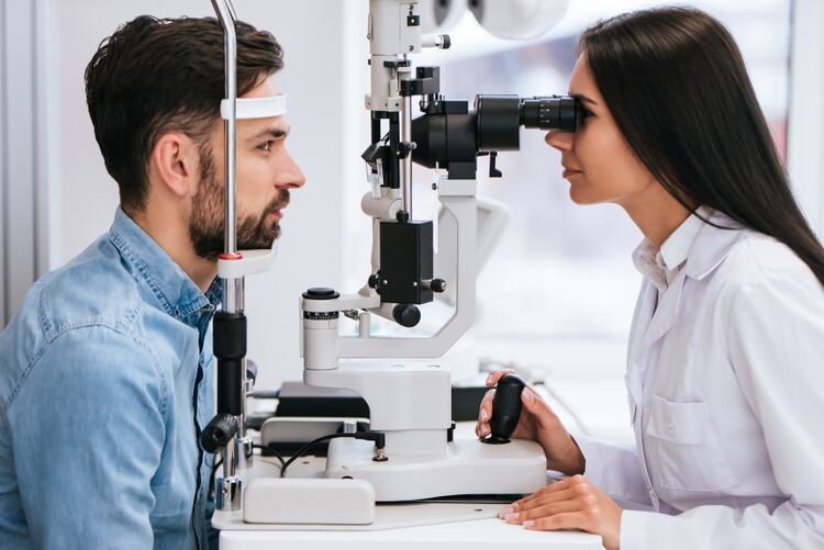 Es importante consultar anualmente con el oftalmólogo para asegurarse de que todo esté bajo control (Shutterstock)