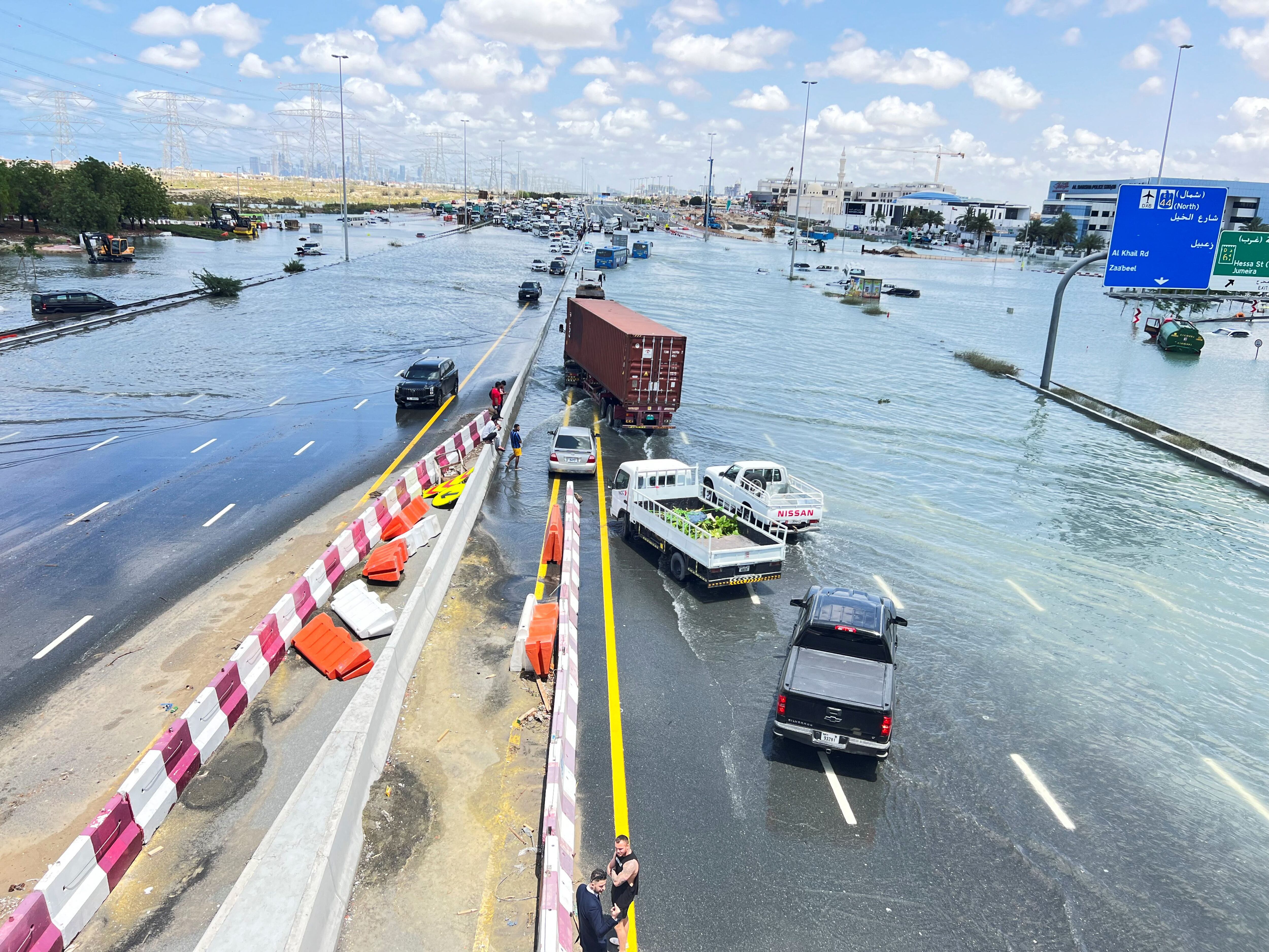 Los coches quedan atrapados en una carretera inundada después de que una tormenta azotara Dubai, en Dubai, Emiratos Árabes Unidos, el 17 de abril de 2024. REUTERS/Rula Rouhana