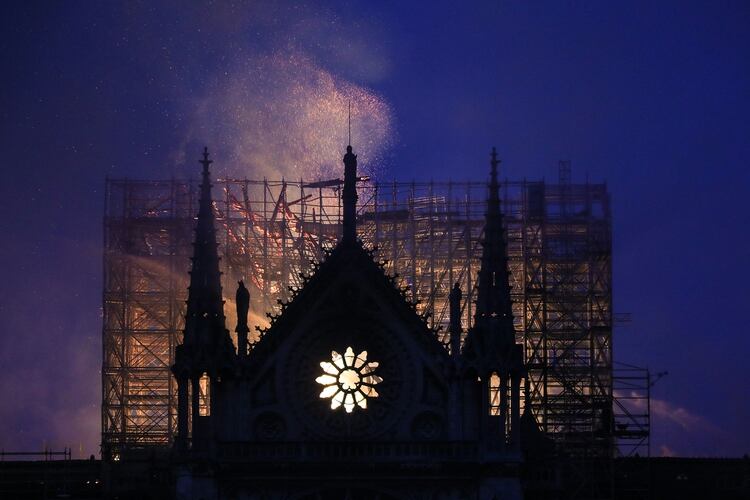 Las estremecedoras imágenes del incendio conmovieron a todo el mundo (Fotos de AFP y Reuters)