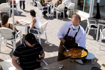 Los clientes de locales gastronómicos están exentos del uso de mascarilla (Reuters)