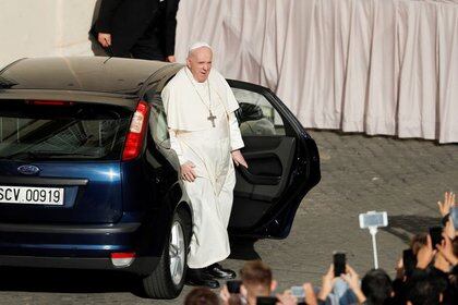 El Papa Francisco llega a la audiencia general semanal en el Vaticano