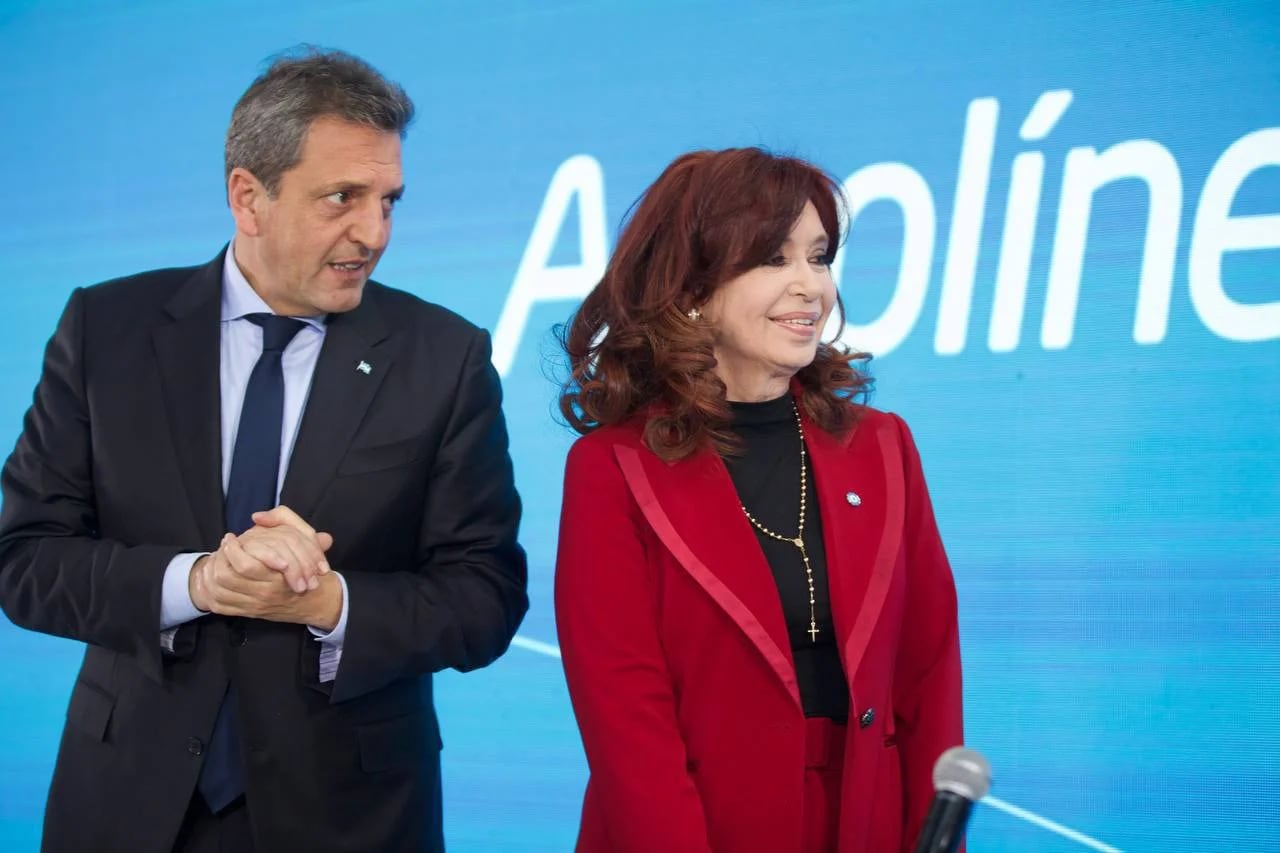 Cristina Kirchner estuvo junto a Massa en Ezeiza este lunes en la inauguración de un nuevo simulador de vuelo de Aerolíneas Argentinas.