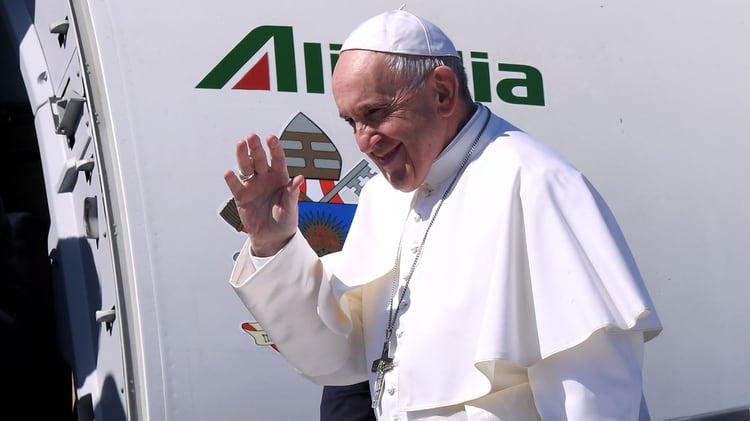 El papa Francisco partió hacia Marruecos (REUTERS/Alberto Lingria)