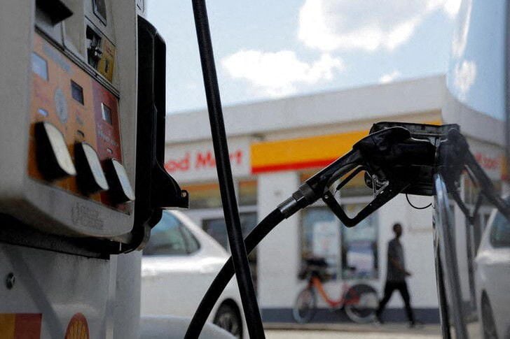 La gasolina tiene un rendimiento similar o superior a la elctricidad, pero con un costo más alto (REUTERS/Andrew Kelly)