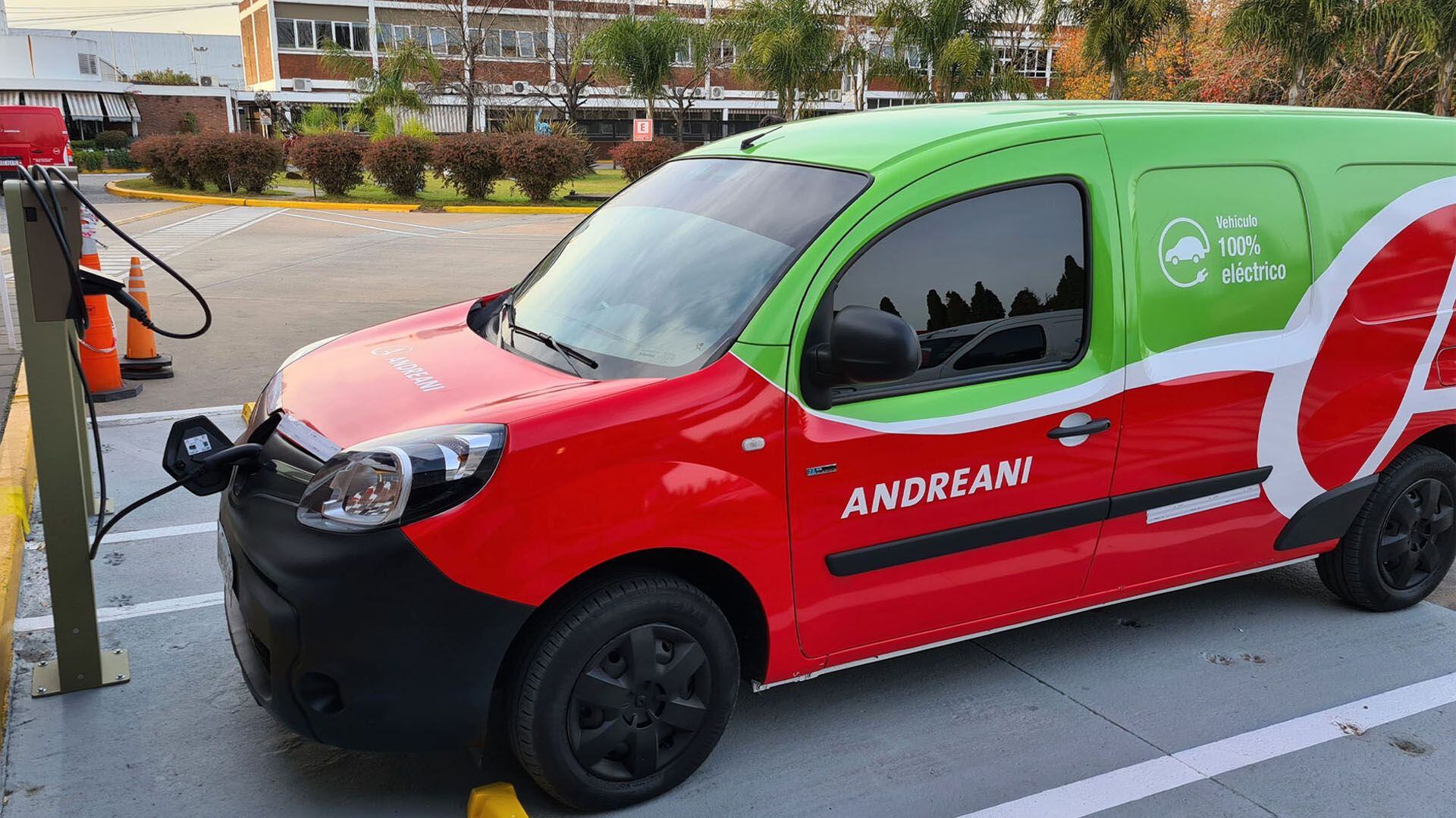 Las baterías de las camionetas eléctricas mantienen su autonomía por 270 kilómetros durante seis horas de carga completa y disminuyen un 70% las emisiones de CO2 (Andreani)