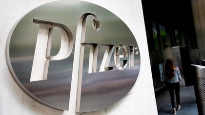 Inicialmente, Pfizer tenía previsto distribuir 100 millones de su vacuna contra el covid-19, ya autorizada en Reino Unido y pendiente de autorización inminente en Estados Unidos y Europa, pero no se compromete a hacerlo. producir esos 50 millones antes de fin de año.  año.  EFE / JUSTIN LANE / Archivos