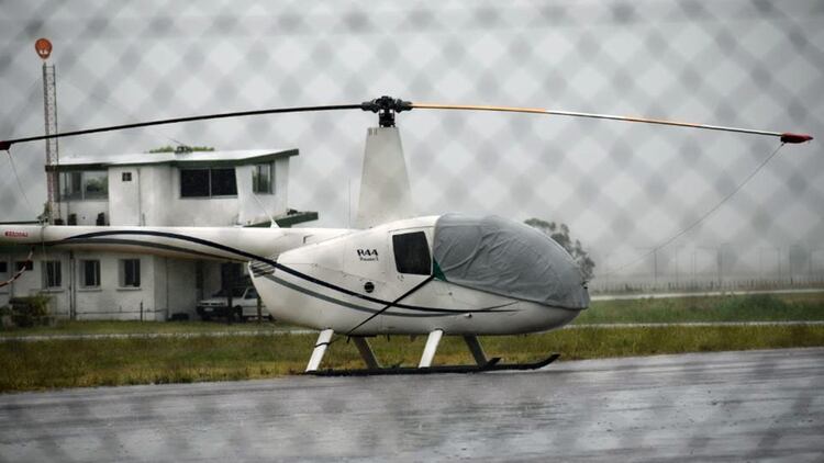 Un helicóptero similar al de la foto -tomada esta mañana por Infobae en el aeropuerto de El Jagüel- participó del 