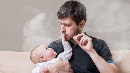 Los niños expuestos al humo de cigarrillo en sus hogares demostraron tener mayor prevalencia de muerte súbita (Shutterstock)