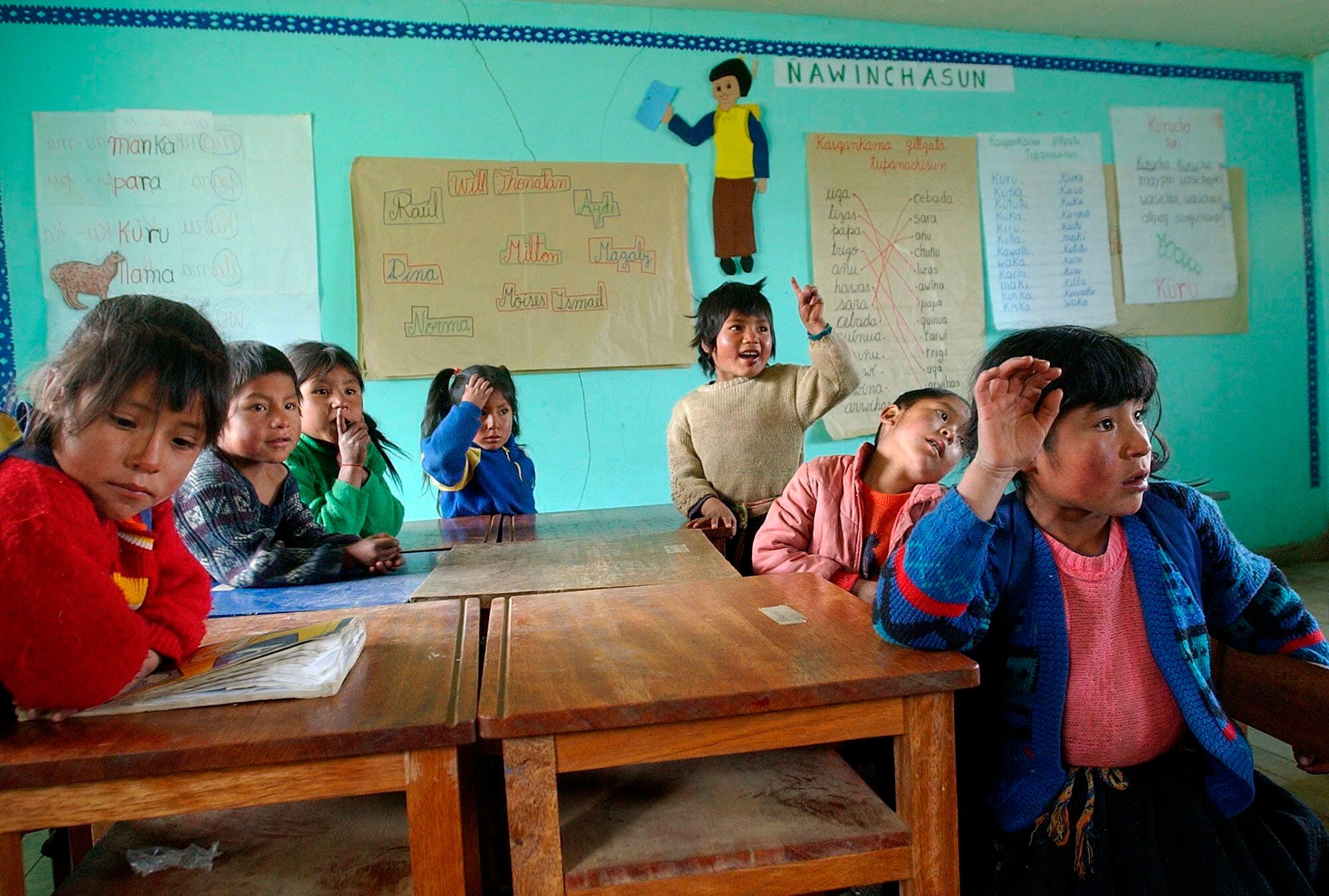 Niños de la comunidad andina de Callatiac, ubicado en el departamento del Cuzco, durante una clase en su escuela perteneciente al programa educativo "Fe y Alegría", en Lima, Perú, el 19 de marzo de 2005 (Foto: EFE/Paolo Aguilar)