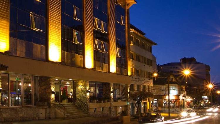 El abuso ocurrió en el hotel Lagos Andinos, en el centro de Bariloche (www.lagosandinos.com.ar/)