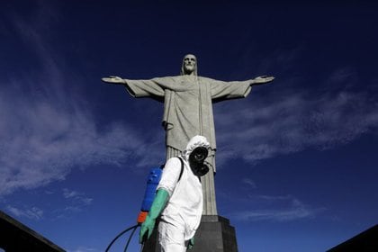Militar desinfecta Cristo Redentor no Rio de Janeiro