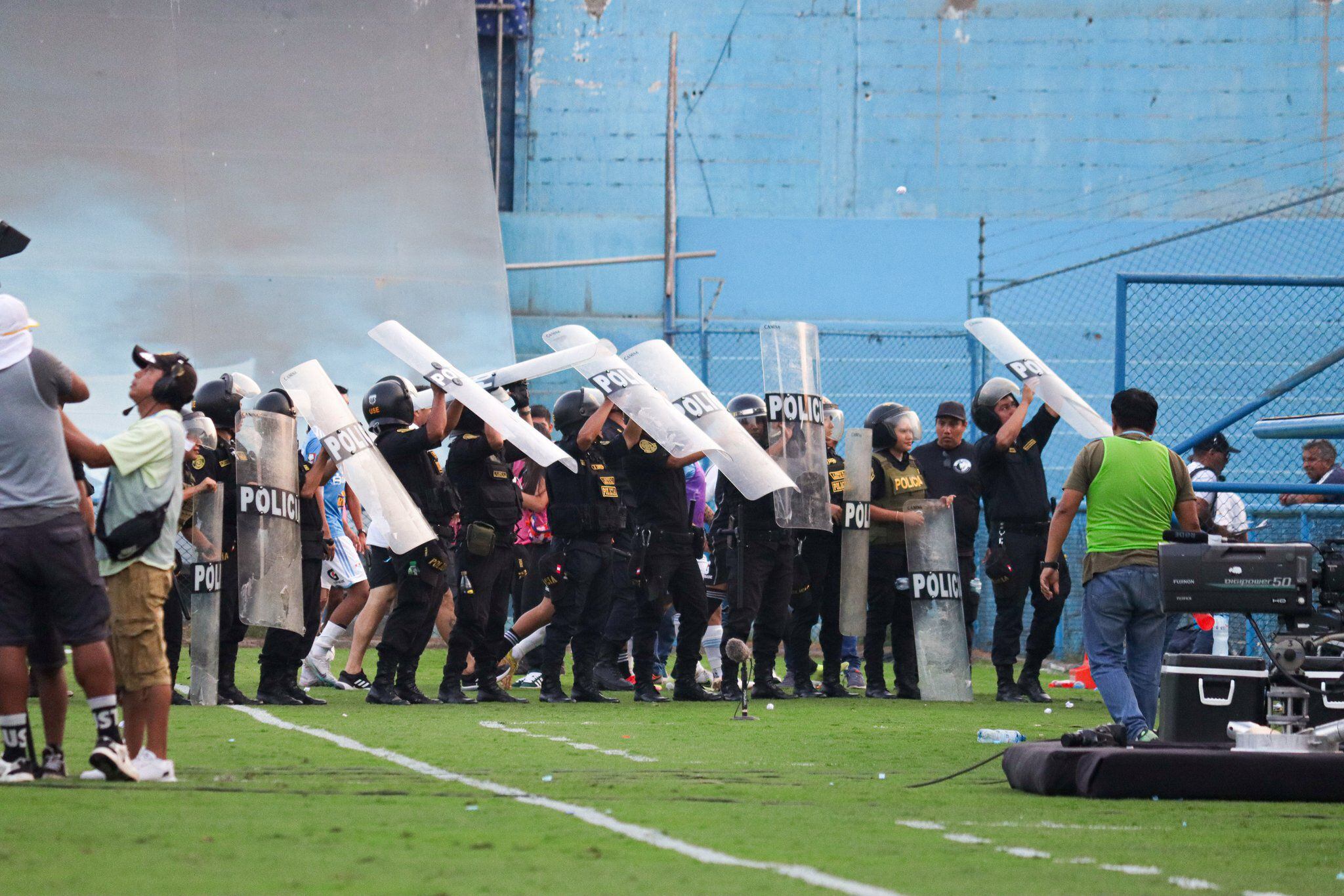 Policías resguardaron la entrada de los jugadores de Sporting Cristal a los camerinos.
