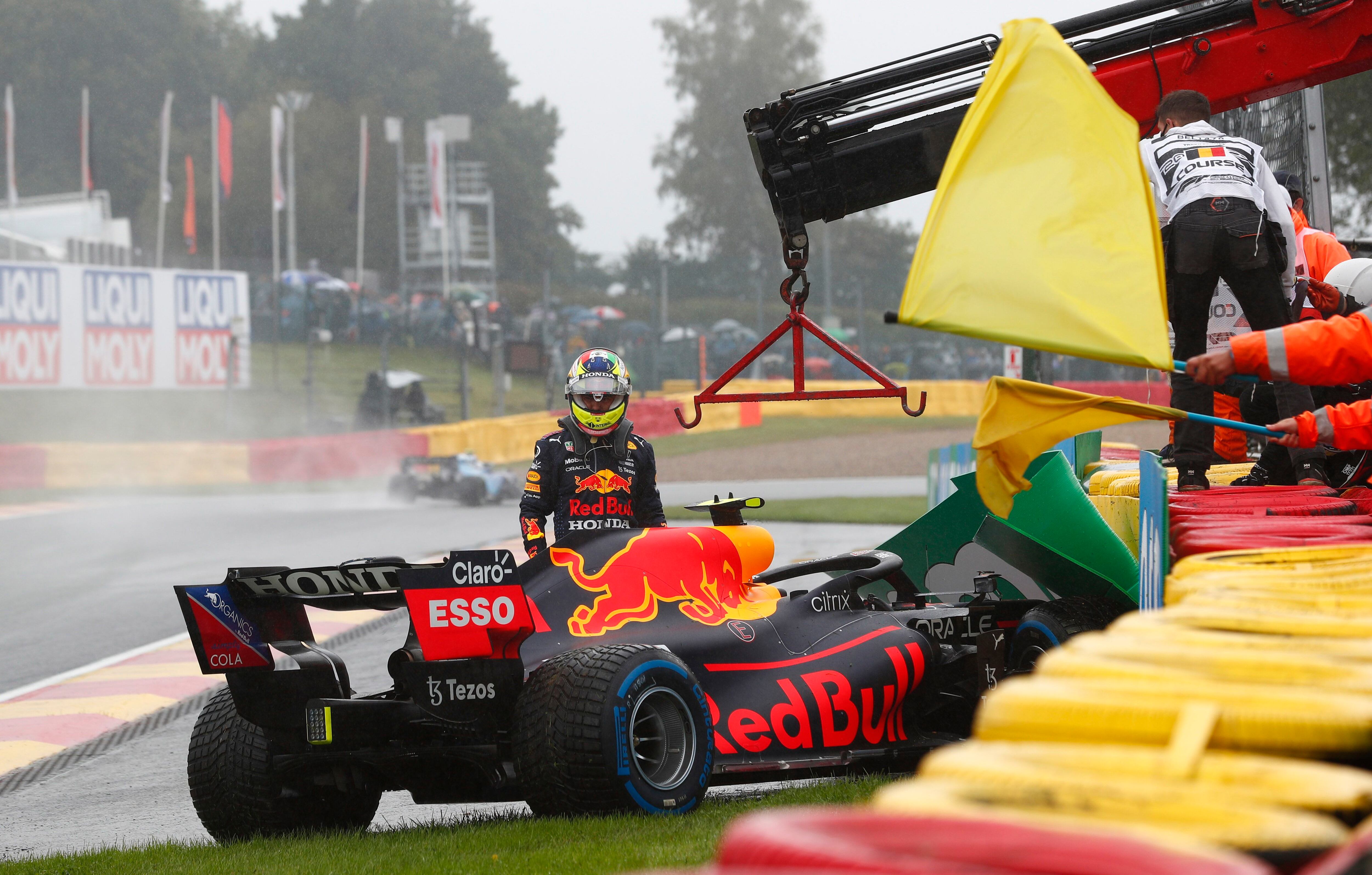 Checo's lowest moment in the 2021 season came in Belgium, where in addition to qualifying seventh after a torrential rain, he skidded implausibly on the way to the formation lap and was on the verge of abandoning the race.  (Photo: REUTERS / Johanna Geron)