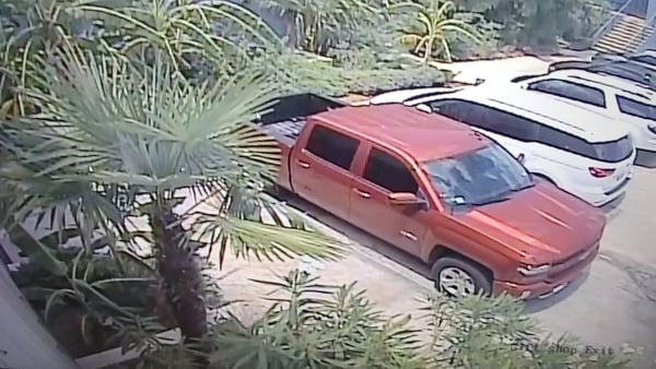 La camioneta del principal sospechoso. La Policía arribó a su casa y encontró a Miss Helen (San Antonio Aquarium)