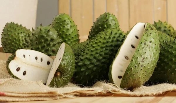 Varias guanábanas sobre una mesa de madera - Superalimento peruano (Fashion Lady)