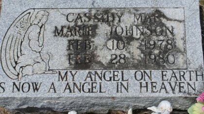 La tumba de la pequeña Cassidy, de dos años, asesinada en 1980 por Christine