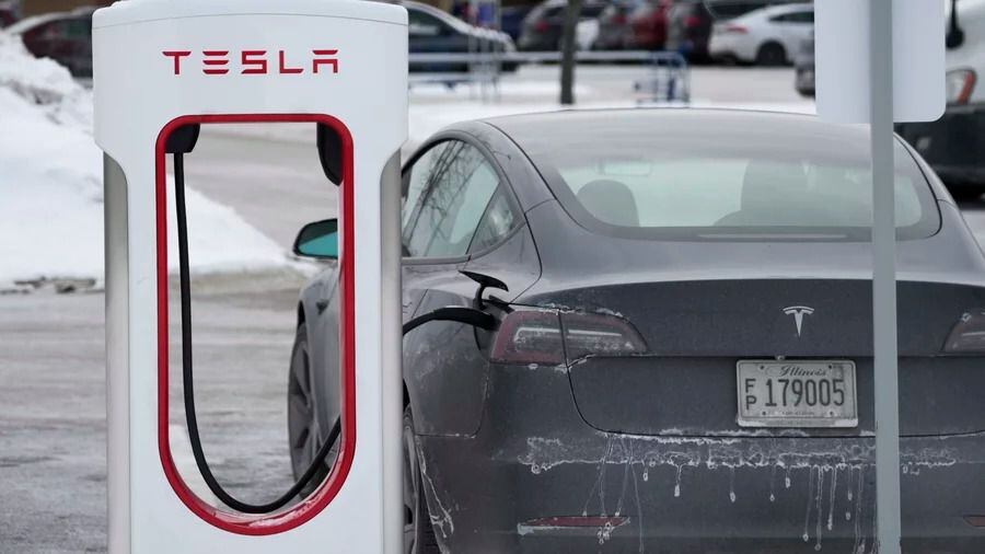 Los conductores de Tesla en Chicago combaten el impacto del frío en sus baterías. (Nam Y. Huh/AP)