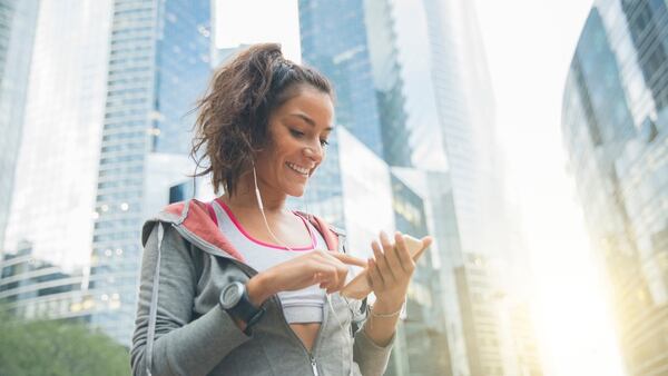 Caminar con música o con un audiolibro también es un gran incentivo (iStock)