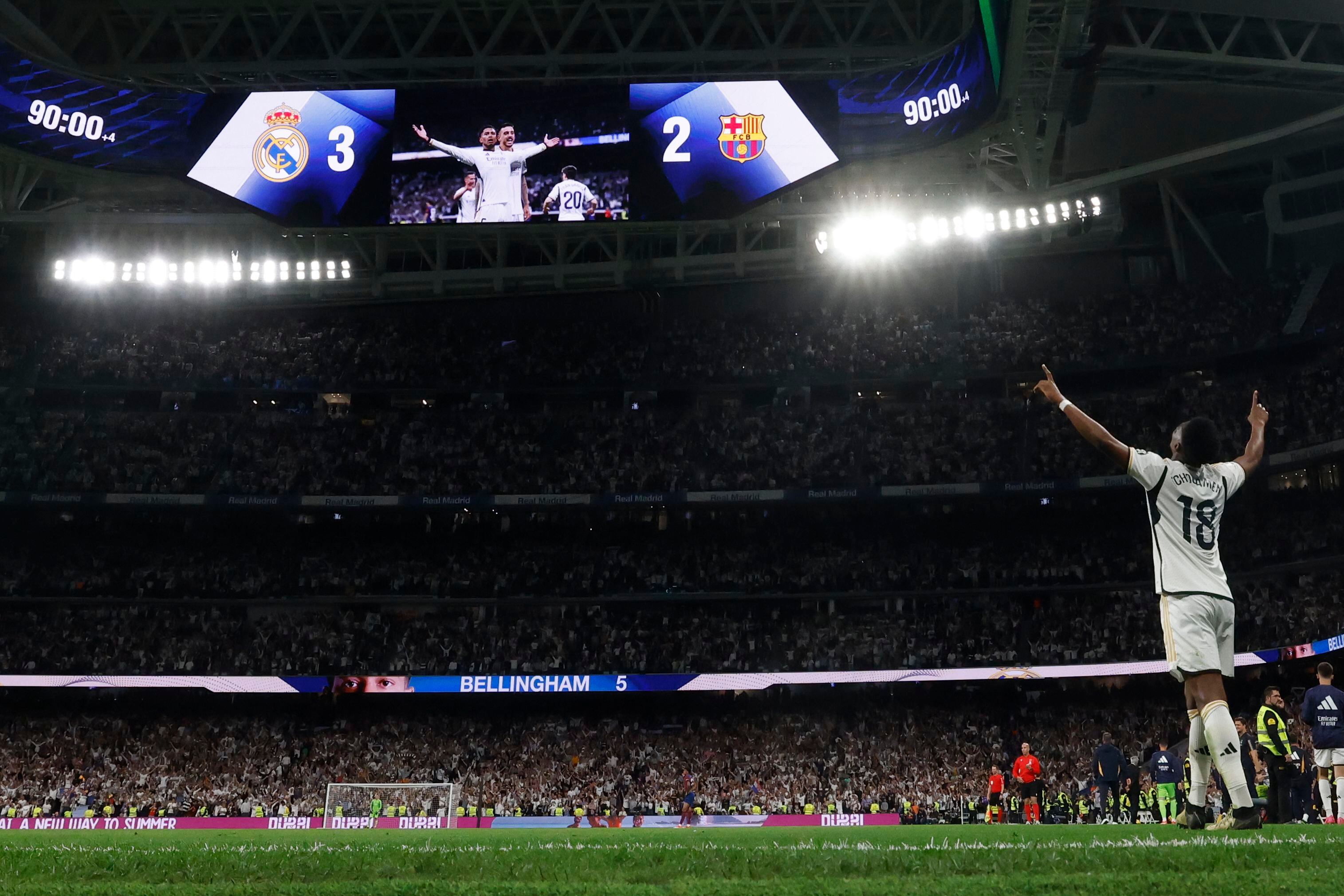 El defensa francés del Real Madrid Aurelien Tchouameni celebra la victoria tras el partido de la jornada 32 de LaLiga EA Sports entre Real Madrid y FC Barcelona (EFE/Juanjo Martín)