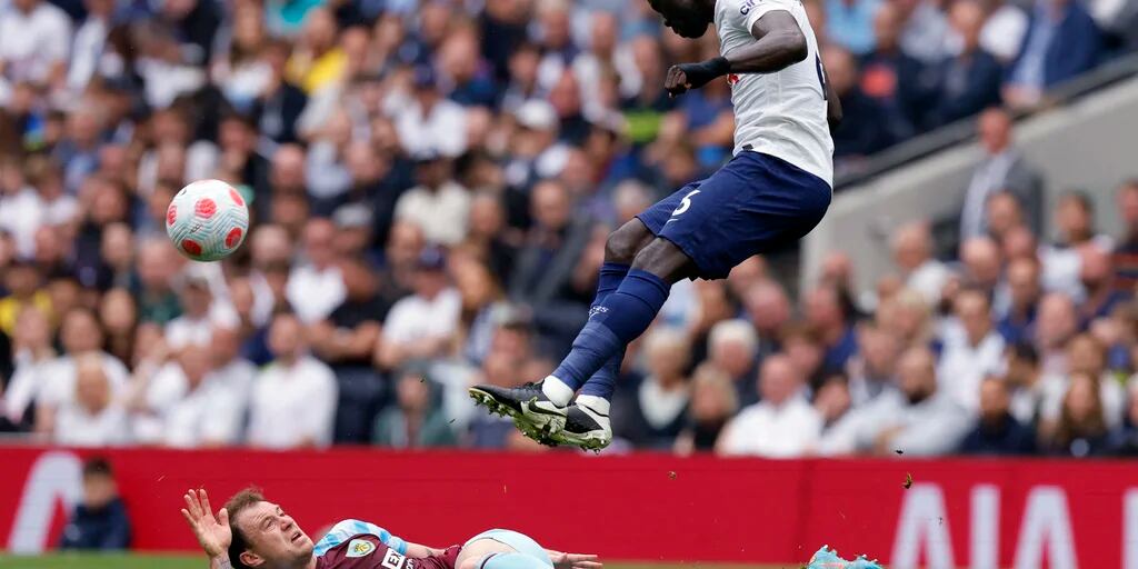 Dávinson Sánchez generó el penal con el que Tottenham le ganó a Burnley a tres fechas del cierre de la actual edición de la Premier