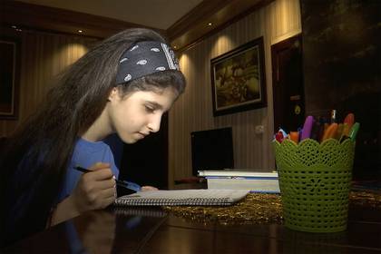 Baneen Ahmed lee notas durante la cuarentena por el coronvirus, en Amán, Jordania. En el futuro, esta joven refugiada de Irak se ve estudiando en el extranjero, tal vez en Estados Unidos o en Turquía. Ha pensado en una carrera en medicina, pero le emociona cualquier oportunidad de aprender (AP Foto/Omar Akour)