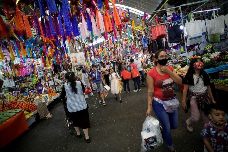 Foto de archivo. Gente en el mercado de Jamaica en la Ciudad de México, México 24 de diciembre de 2020. REUTERS/Gustavo Graf