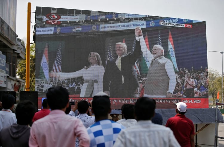 Muchos de los que esperaban en el estadio recién construido en Ahmedabad, en el oeste del país, llevaban una gorra blanca con el nombre del acto, “Namaste, Trump”, o “Bienvenido, Trump” (REUTERS/Amit Dave)