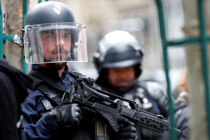 Un policía en el lugar de un incidente cerca de las antiguas oficinas de la revista francesa Charlie Hebdo, en París, Francia, el 25 de septiembre de 2020 (REUTERS/Gonzalo Fuentes)