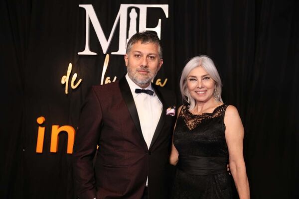 Jorge León, ganador del premio al mejor productor de moda junto con Tere del Valle vestida por Dolce & Gabanna 