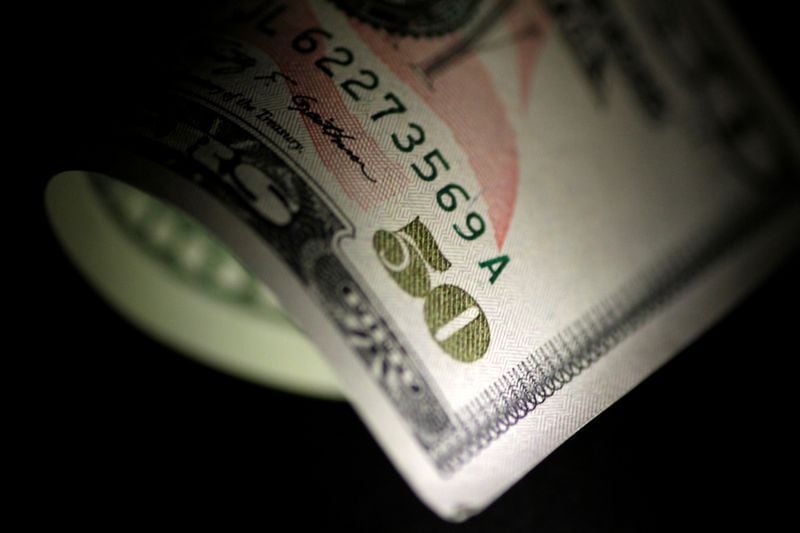 El dólar oficial cumplió 3 meses aumentando a un ritmo de solo 2% mensual REUTERS/Thomas White/Ilustración/Foto de archivo