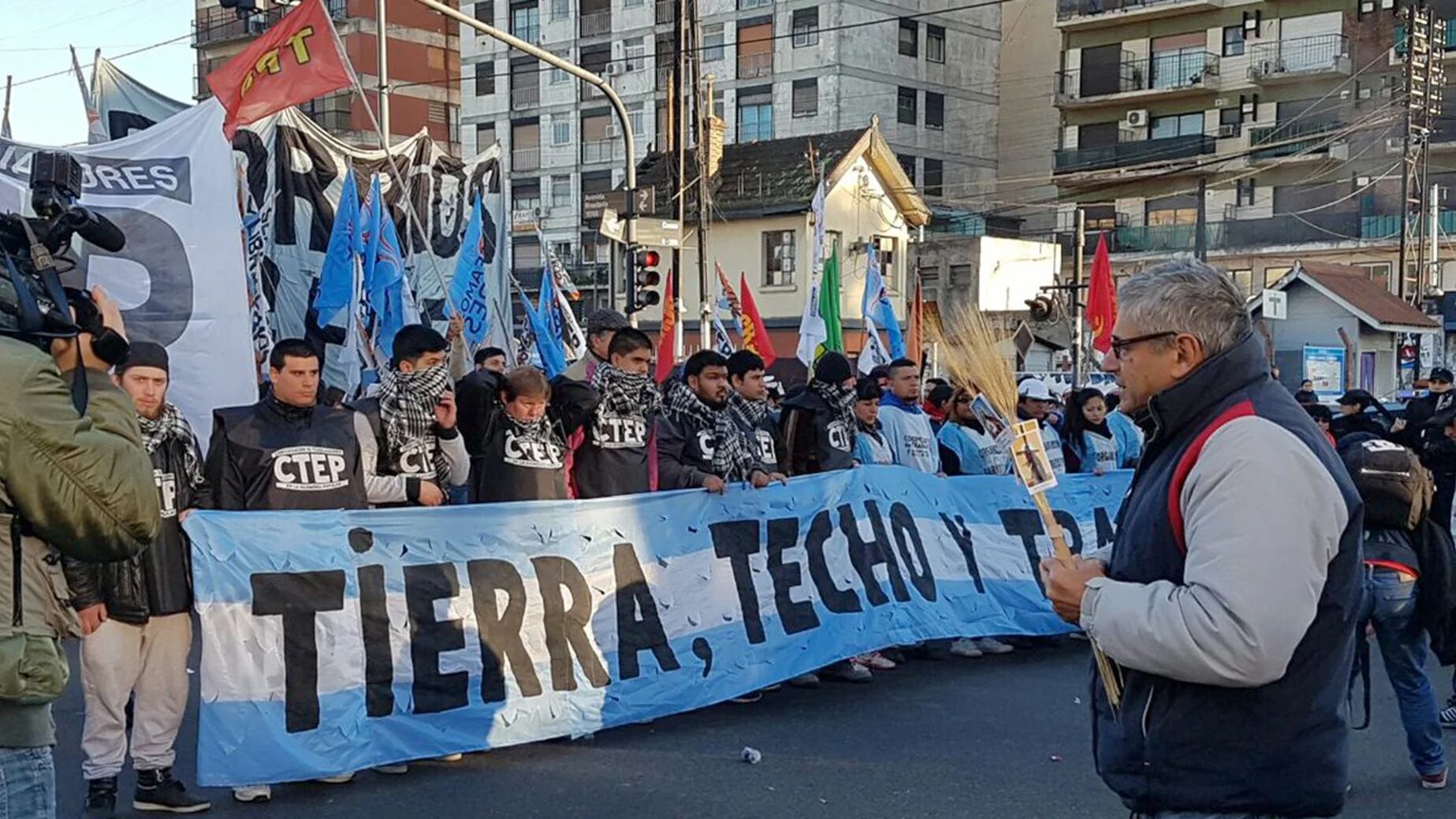 Los movimientos sociales y la CGT preparan una masiva marcha en apoyo al Gobierno