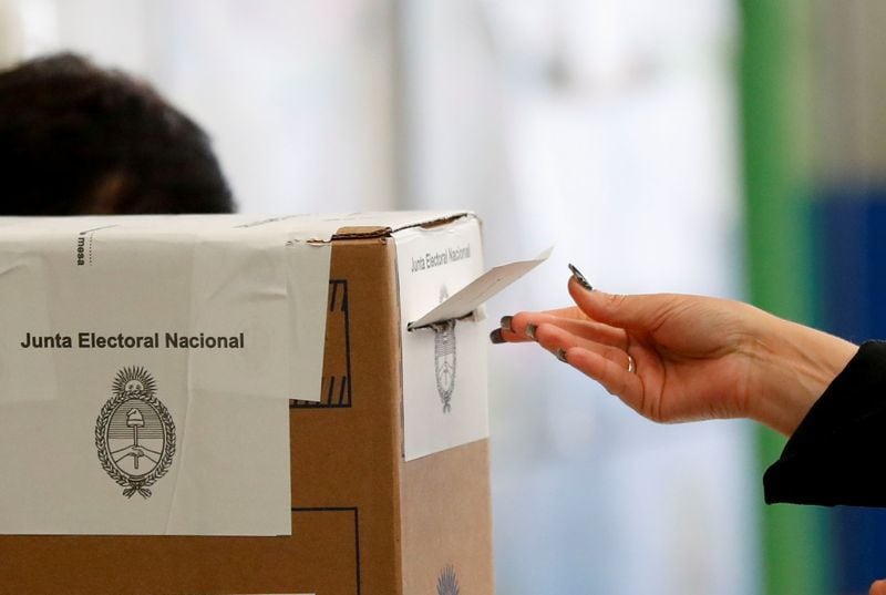 Foto de archivo: una mujer vota en Buenos Aires, Argentina, en las elecciones primarias para elegir a los candidatos que competirán en las elecciones de medio término de noviembre. 12 sept, 2021. REUTERS/Agustin Marcarian