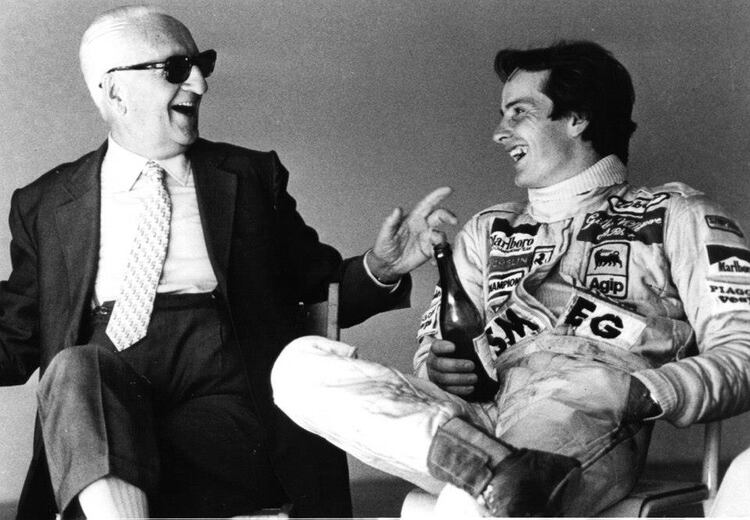 Sonriendo con Gilles Villeneuve, tras aquella prueba en Imola en 1980. Enzo lo quería como a un hijo al canadiense. (Facebook: Ferrari Enzo)