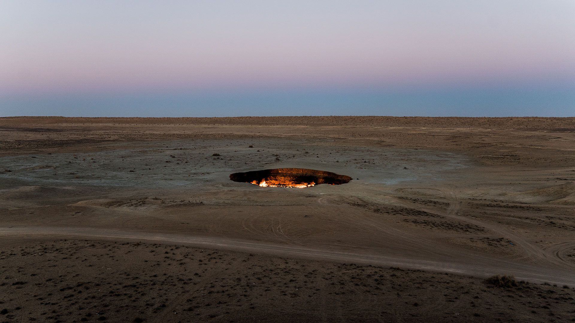 Puerta del Infierno (Gates to Hell), el cráter Darvaza en el desierto de Karakum 1920