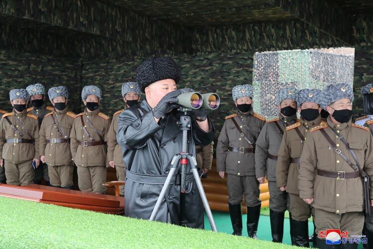 El líder norcoreano Kim Jong Un asiste a un simulacro realizado por una unidad del Ejército Popular de Corea (KPA), Corea del Norte en esta imagen publicada por la Agencia Central de Noticias de Corea del Norte (KCNA) el 29 de febrero de 2020. (KCNA a través de REUTERS)