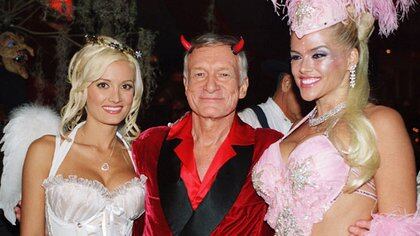 Anna Nicole Smith junto al fundador y emblema de Playboy, Hugh Hefner (AP)