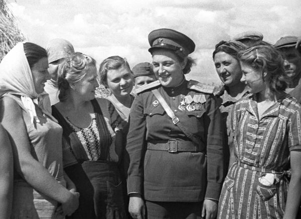 Lyudmila Pavlichenko, junto a granjeros en Odesa, en 1944.