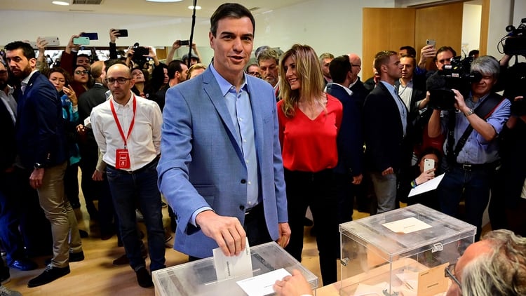 El presidente español Pedro Sánchez, candidato del PSOE, acudió a votar apenas veinte minutos después de la apertura de los colegios electorales (AFP)