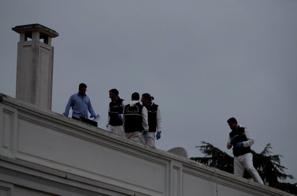 Forenses revisan el techo de la residencia consular, a donde llegaron varias camionetas tras la desapariciÃ³n de Khashoggi (Reuters)