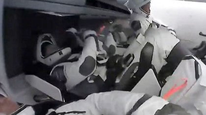 Esta captura de pantalla tomada de la transmisión en vivo de la NASA muestra al astronauta de la ESA (Agencia Espacial Europea) Thomas Pesquet, a los astronautas de la NASA Megan McArthur y Shane Kimbrough, y al astronauta de la Agencia de Exploración Aeroespacial de Japón (JAXA) Akihiko Hoshide a bordo de la nave espacial Crew Dragon de SpaceX después de atracar en el International. Estación Espacial, el 24 de abril. NASA / AFP